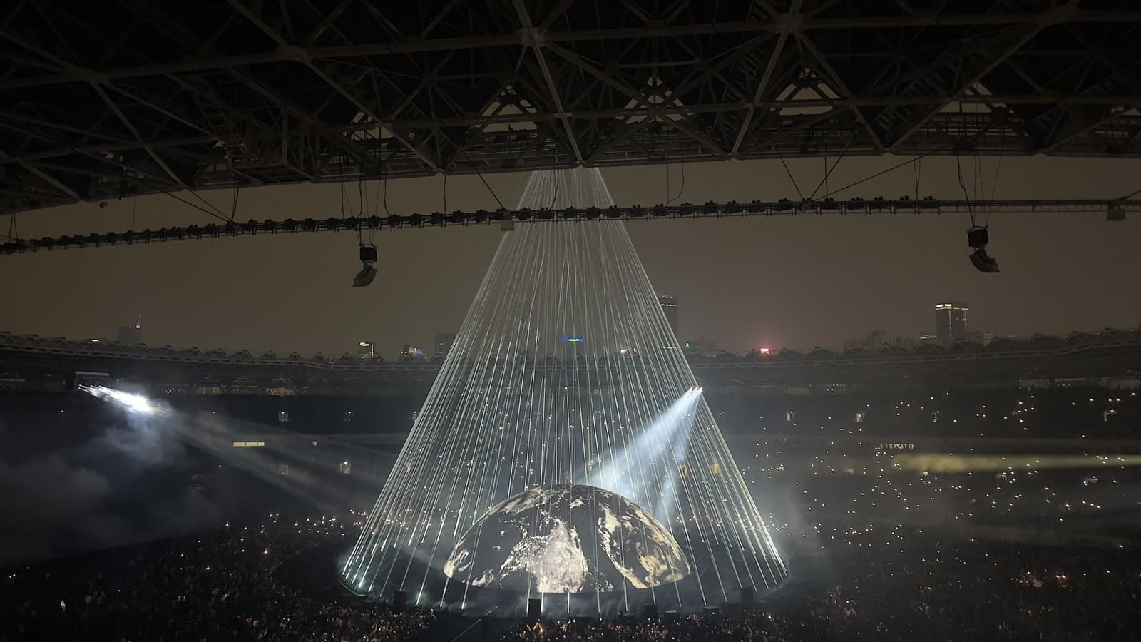 Ye Akhirnya Konser di GBK: Dibuka "King" di Atas Bola Dunia, Ditutup "Runaway"